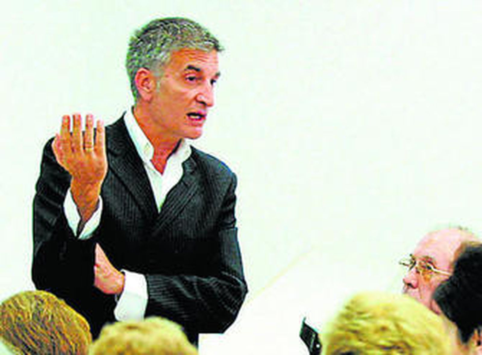 Manuel Larrán, impartiendo clase a mayores en la UCA.