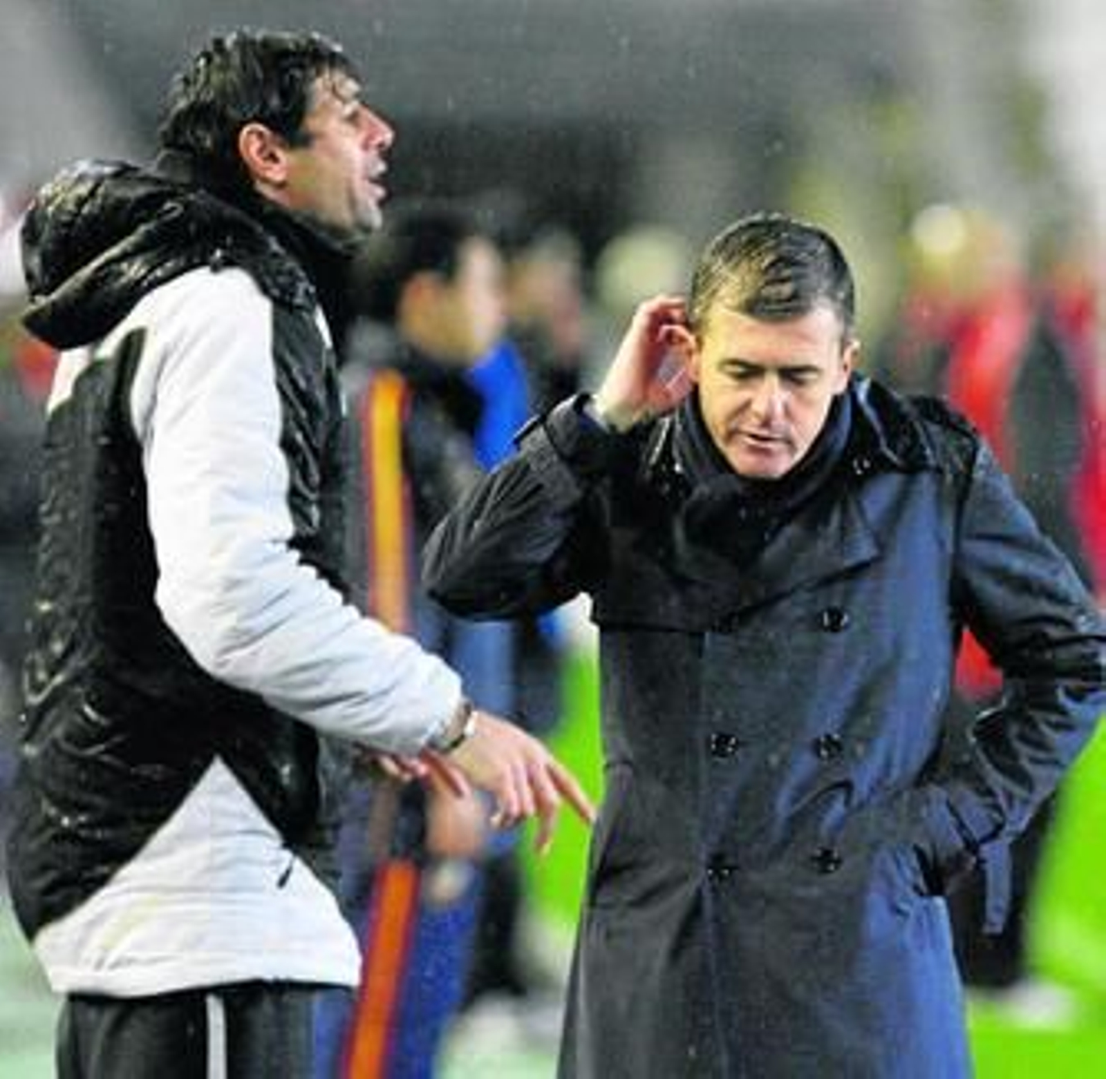 Lucas Alcaraz medita por la banda mientras Pierini vocea a un jugador.