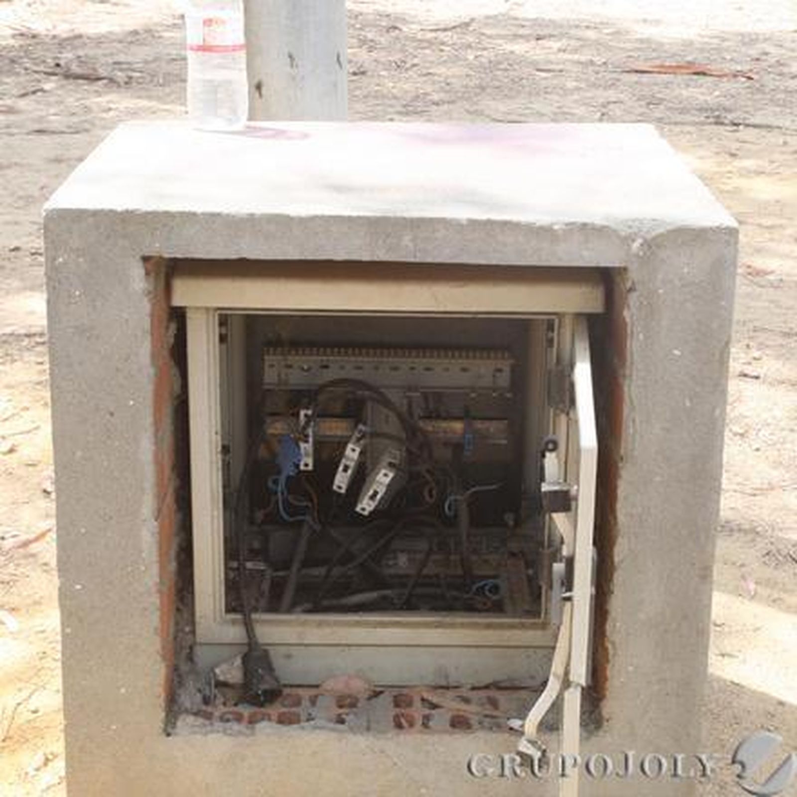 Poste de electricidad, abierto y sin seguridad.

Foto: Paco Guerrero