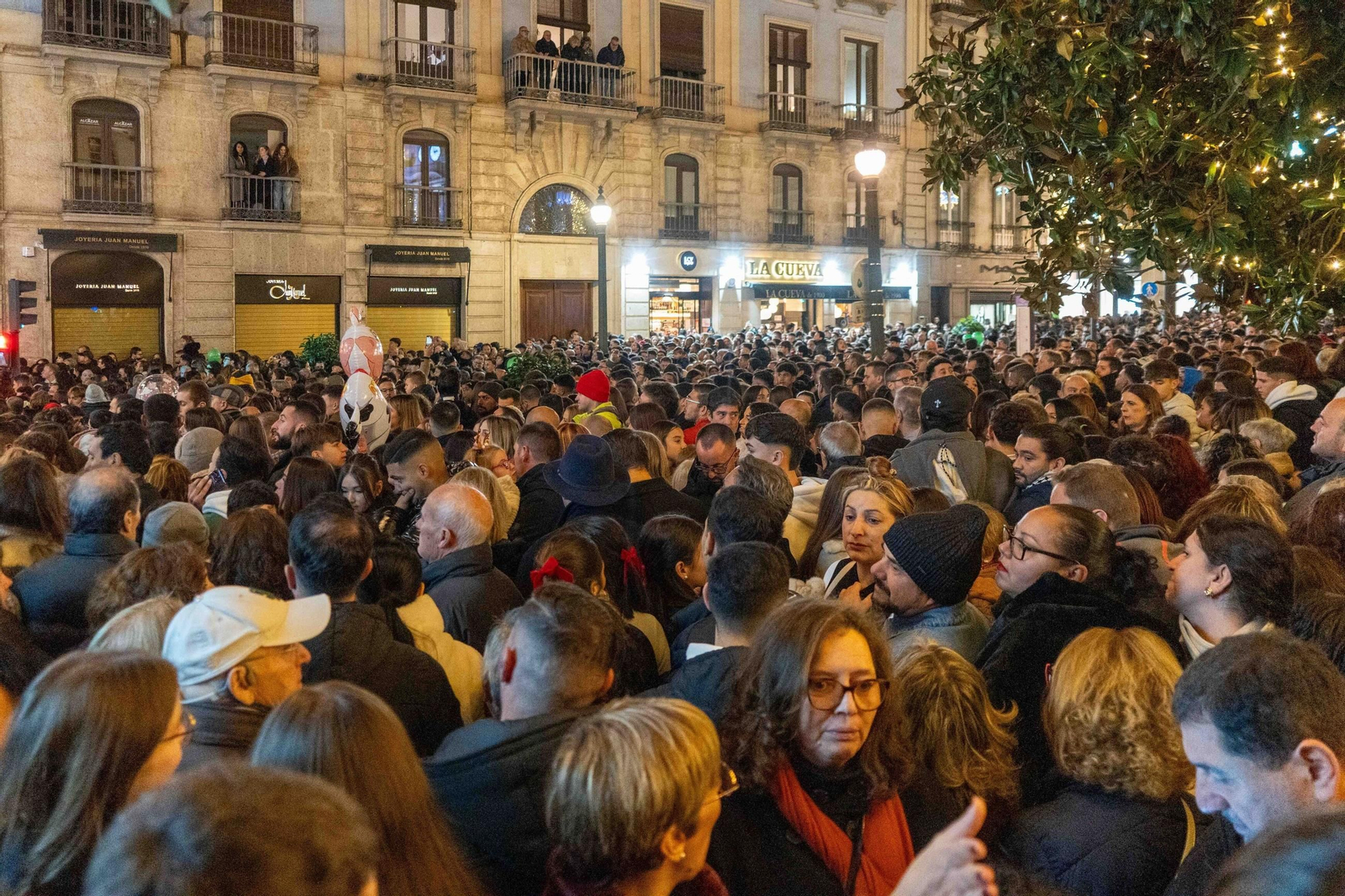 Centenares de personas abarrotan la Plaza del Carmen en el encendido del alumbrado en 2025
