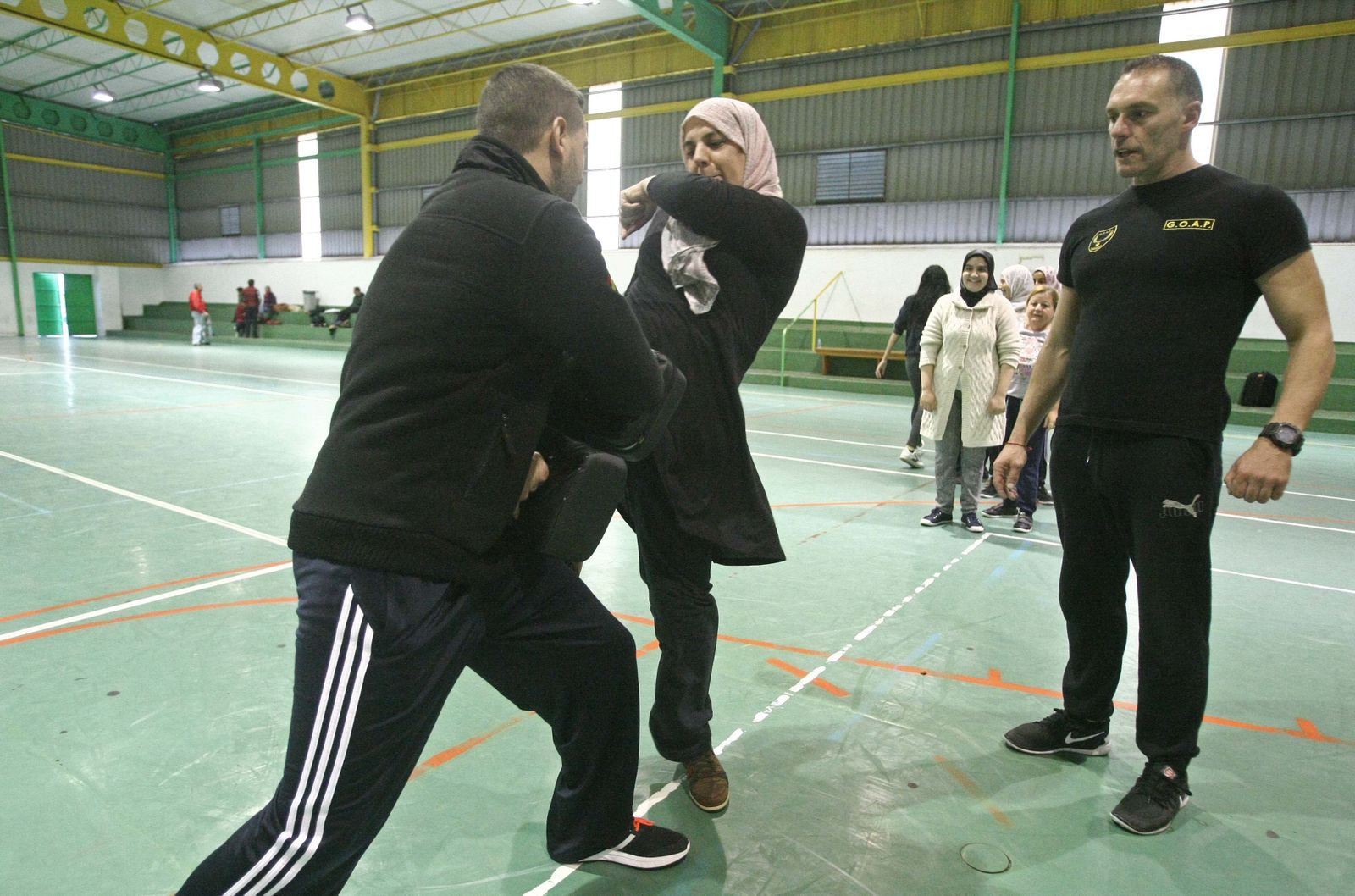 Las mujeres están practicando durante estos días de taller diferentes técnicas de defensa impartidas por los policías del GOAP de Los Barrios.