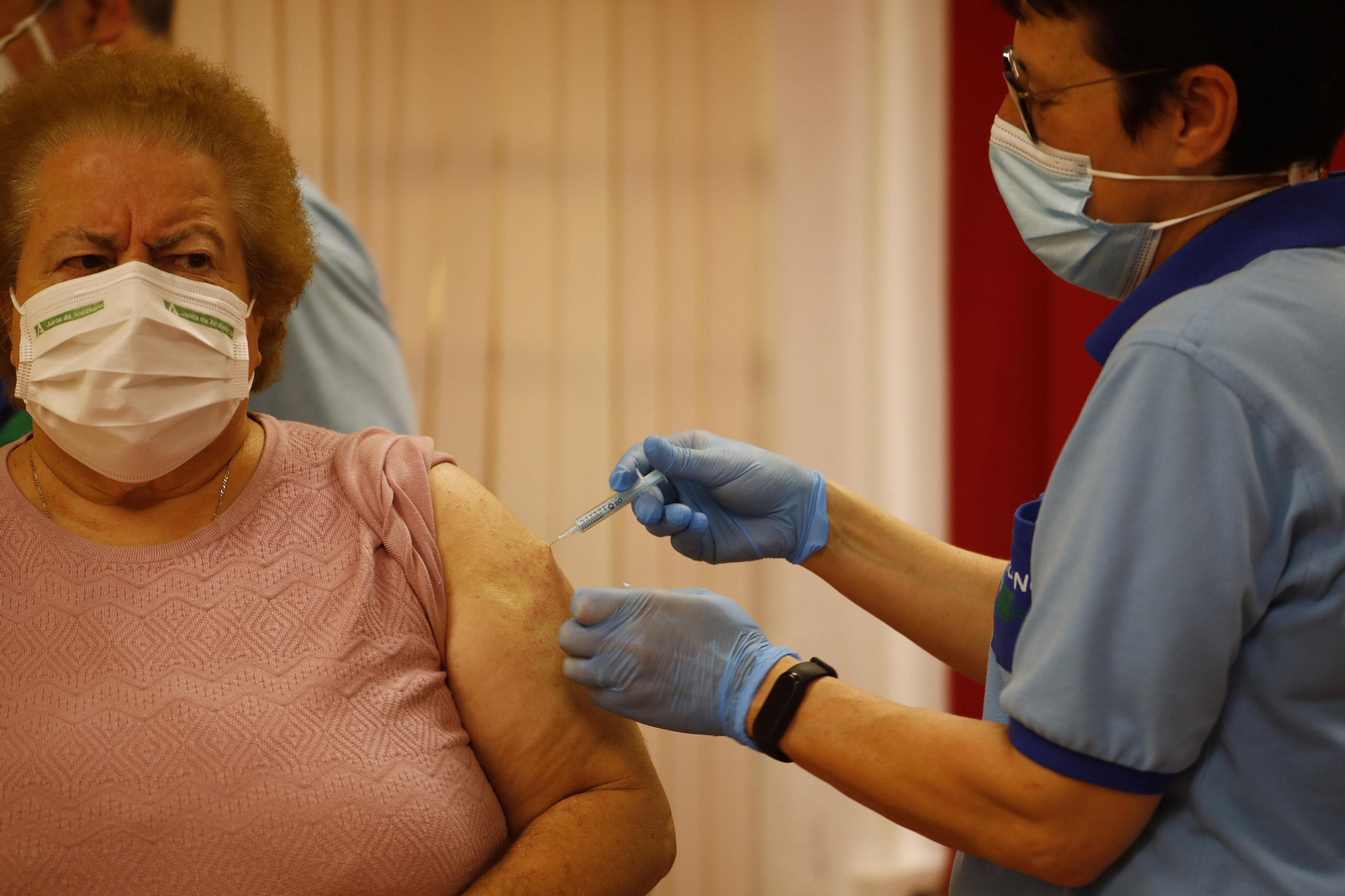 El comienzo de la vacunación a la población de 70 a 79 años de Córdoba, en fotografías