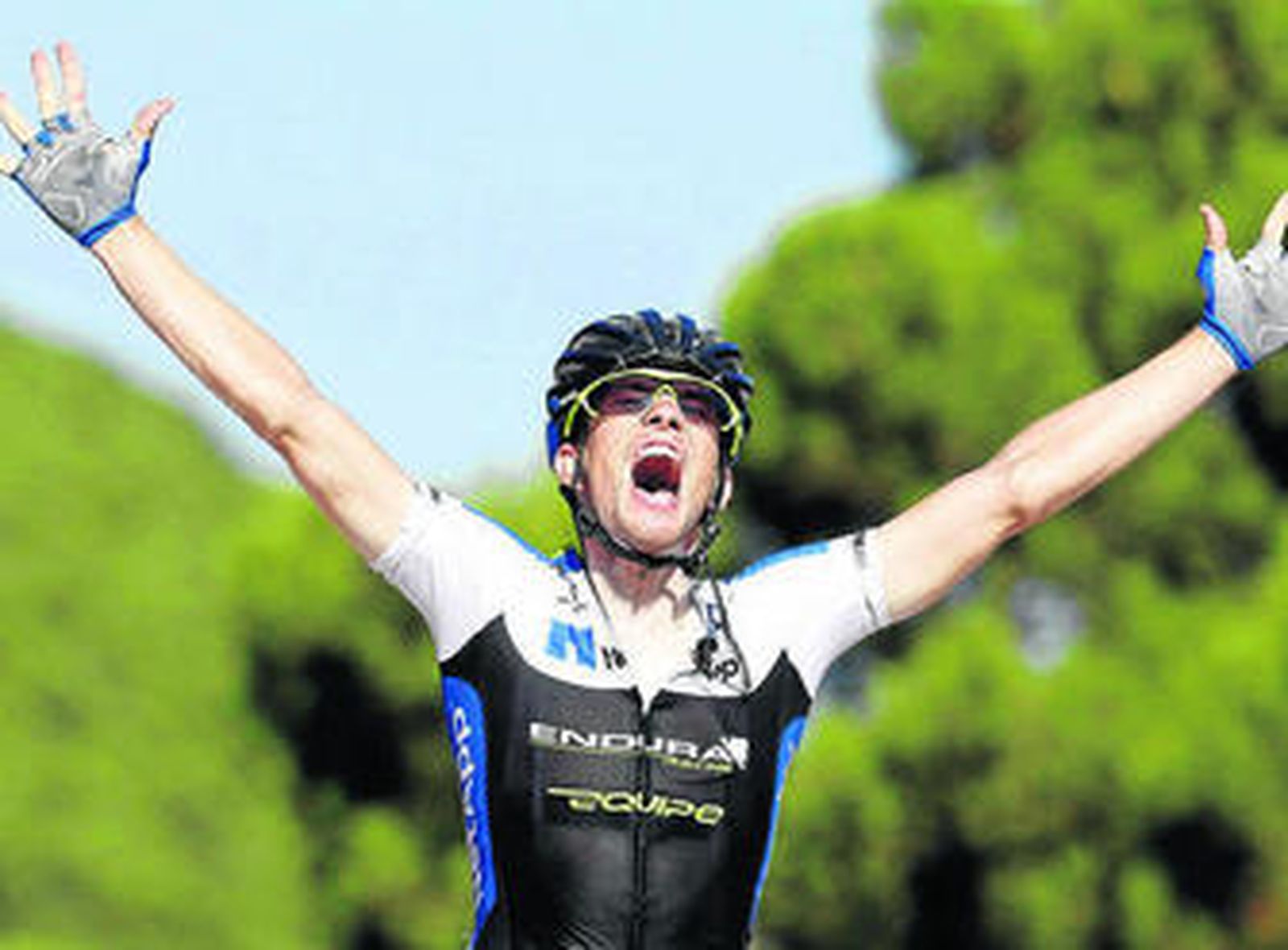 El checo Leopold Konig celebra su triunfo de etapa en la Vuelta a España en la cima de Peñas Blancas.