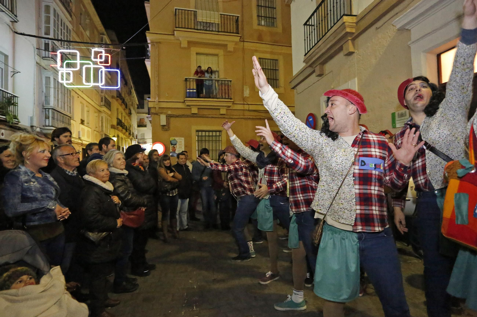 Una chirigota callejera canta en El Pópulo.