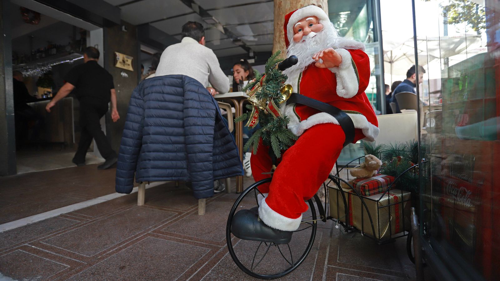 Papá Noel en una terraza de Algeciras.