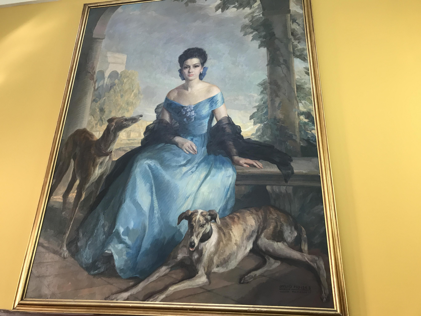 Uno de los grandes cuadros que preside una sala de estar. Es obra del pintor Julio Moisés (1888-1968)