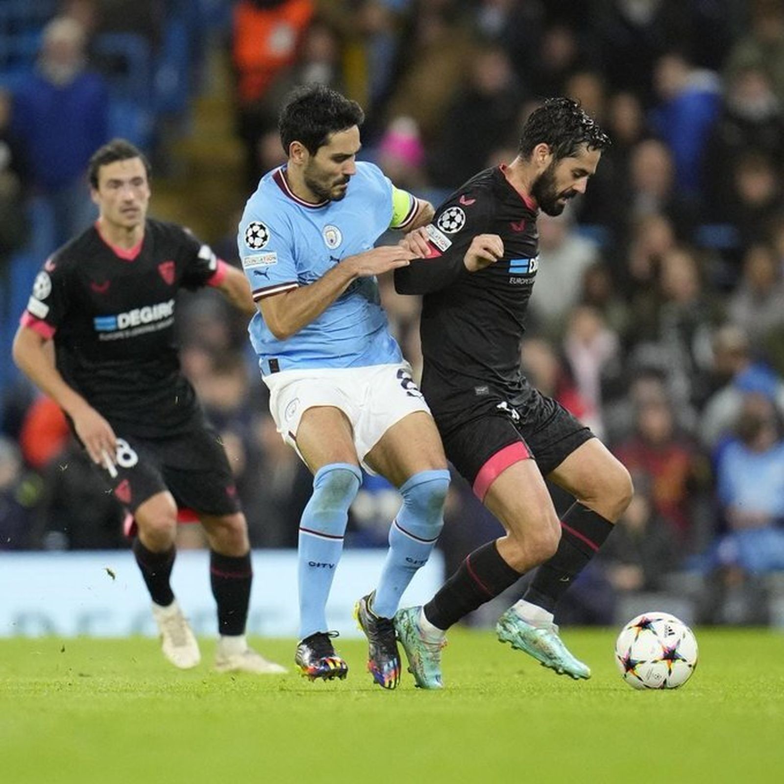 Delaney le guarda las espaldas a Isco en una acción con Gündogan.