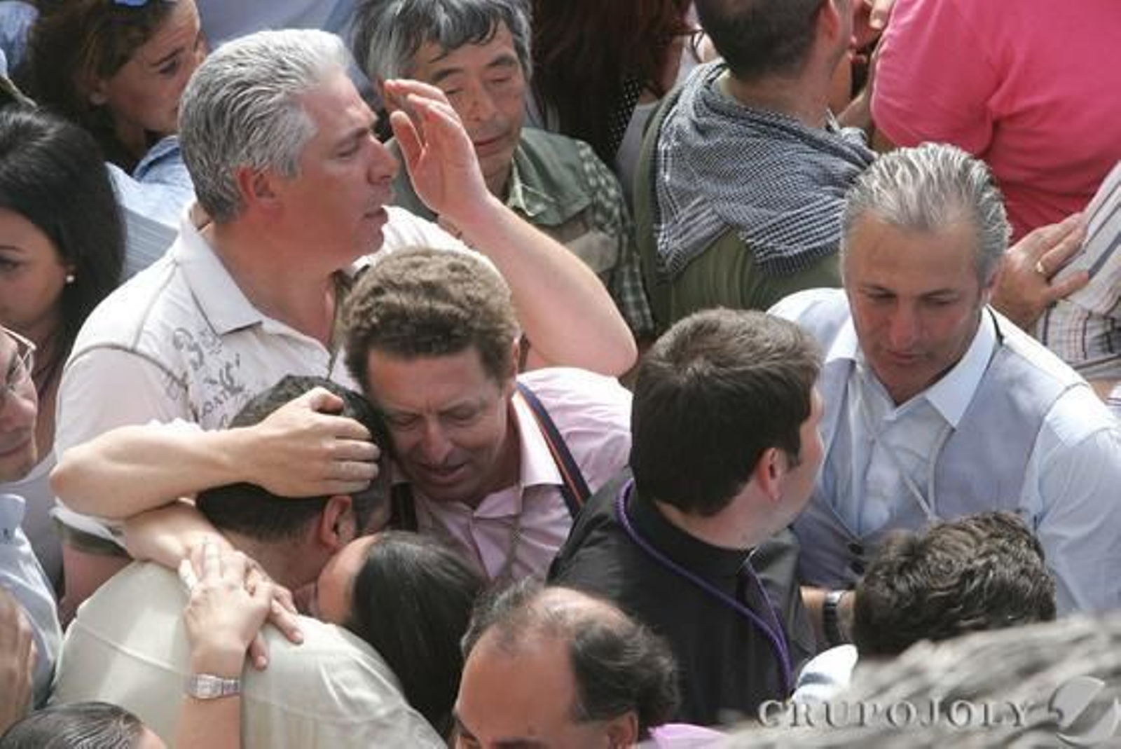 El hermano mayor de los rocieros jerezanos, Isaac Camacho, se abraza emocionado con un grupo de romeros

Foto: Pascual