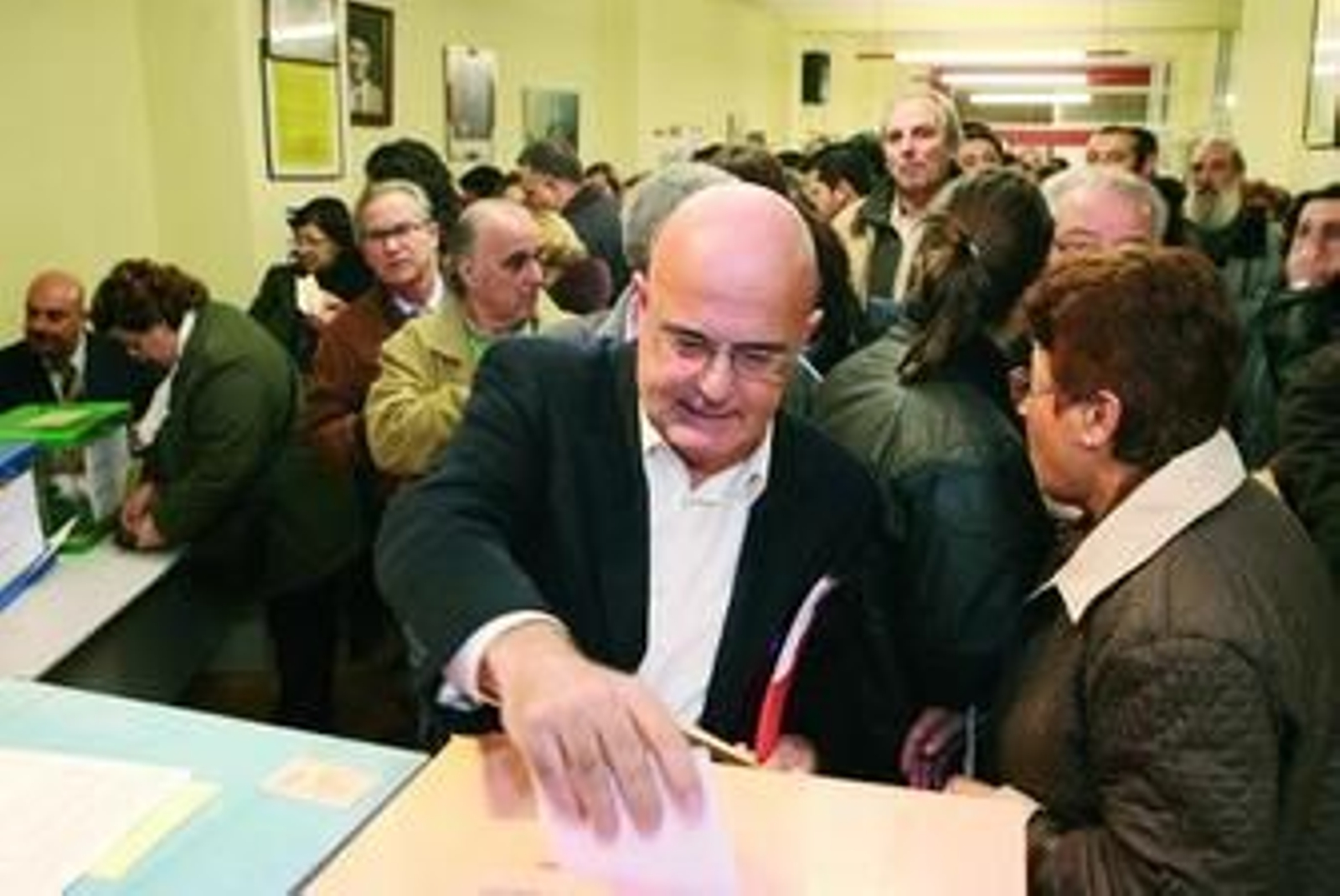 Manuel Enrique Llorente, director general de la Hacienda local, en el momento de votar.