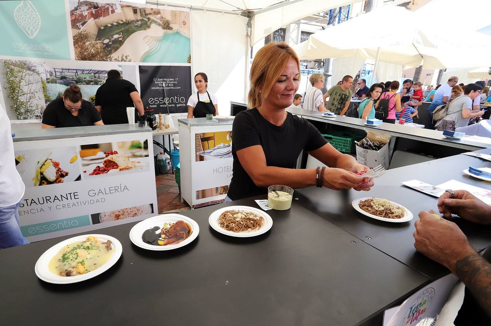 Seis establecimientos ofrecerán tapa más bebida al precio de 3 euros, en la caseta municipal de Guillena.