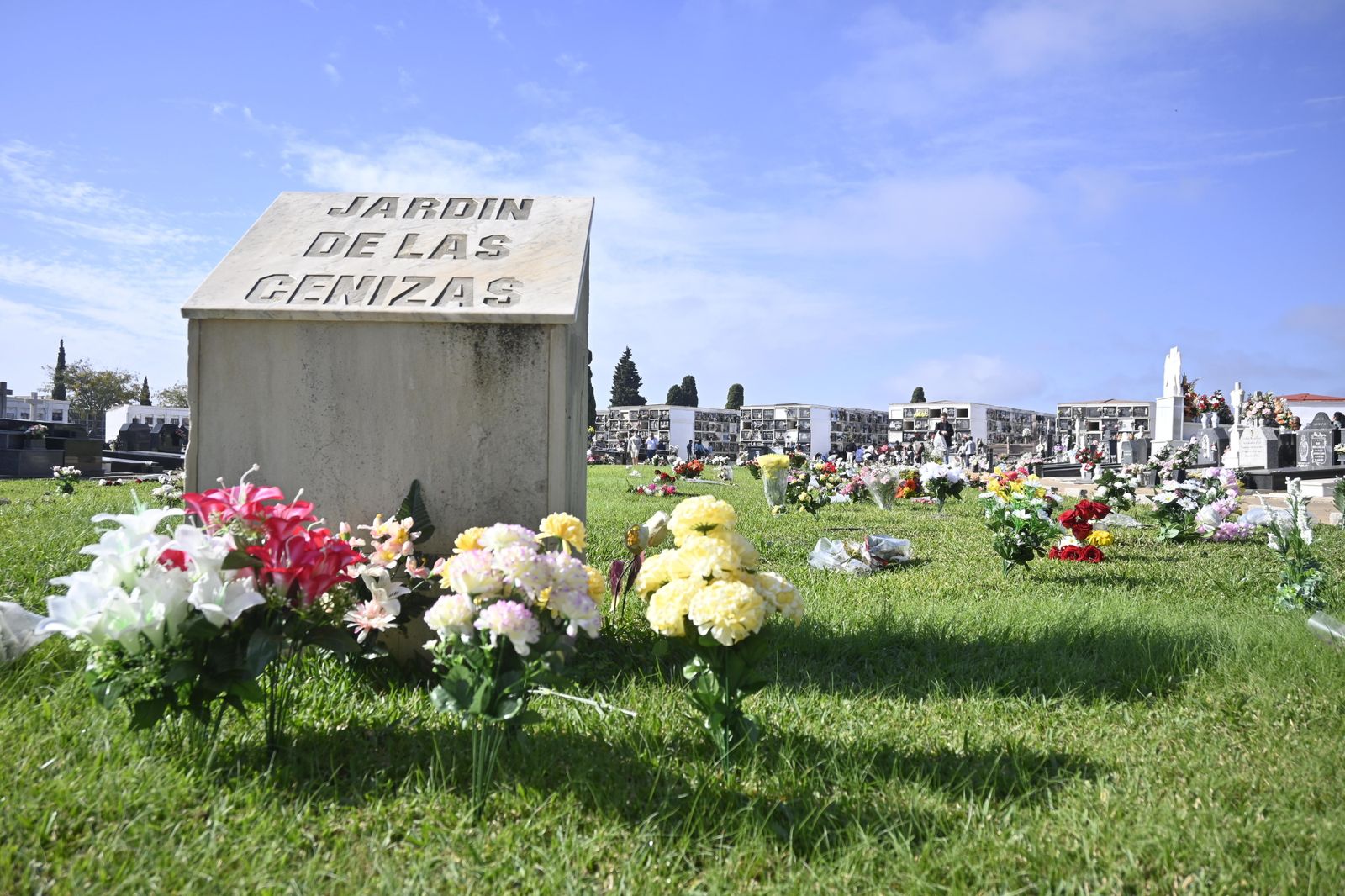 Ambiente en el cementerio de Huelva para el día de todos los Santos.