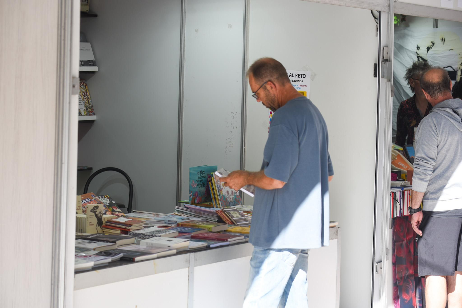 El mejor ambiente de la Feria del Libro de Córdoba en una de sus grandes jornadas, en imágenes
