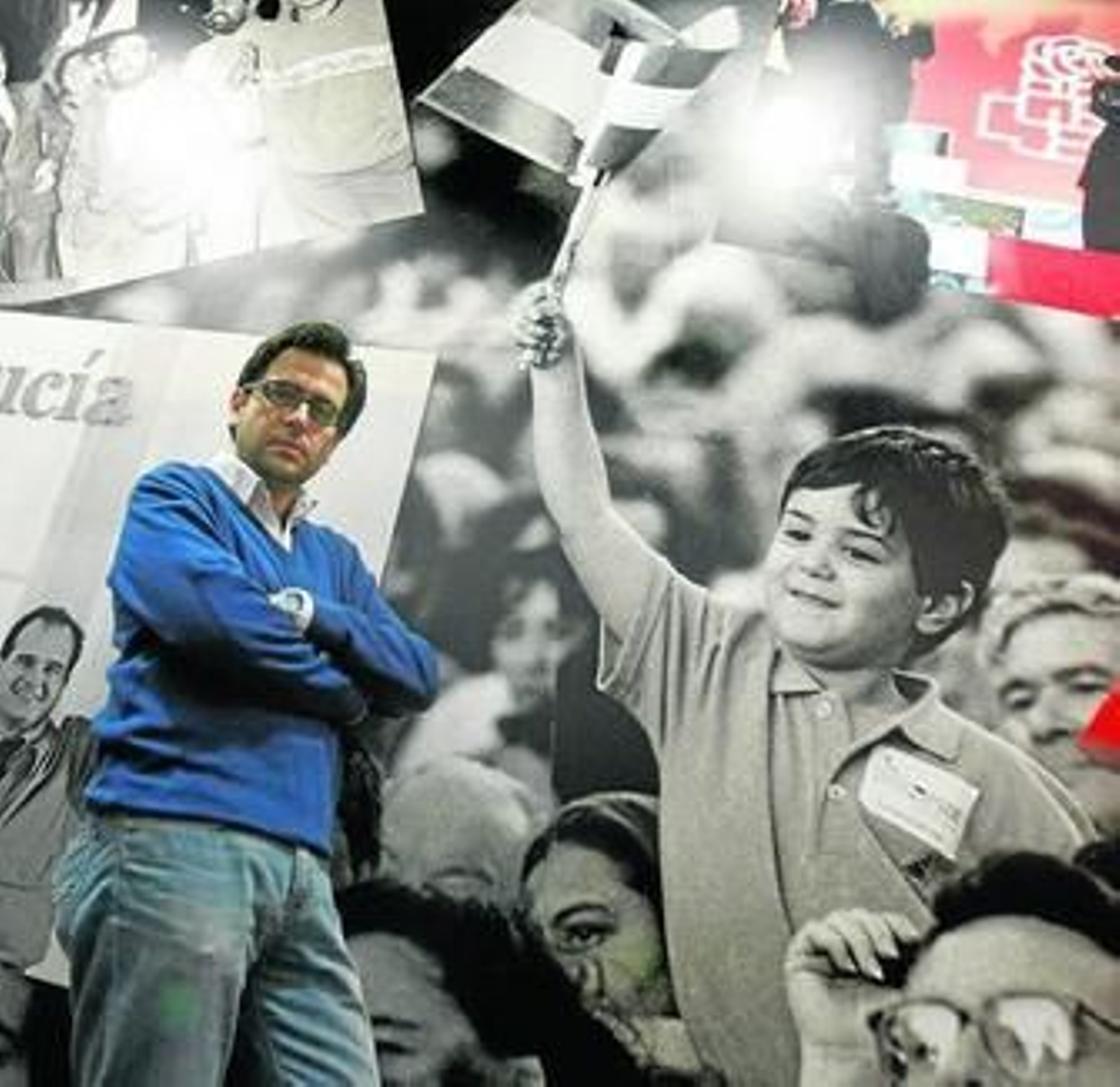 Fran González posa con un mural fotográfico al fondo en la sede local del PSOE en Gaspar del Pino.