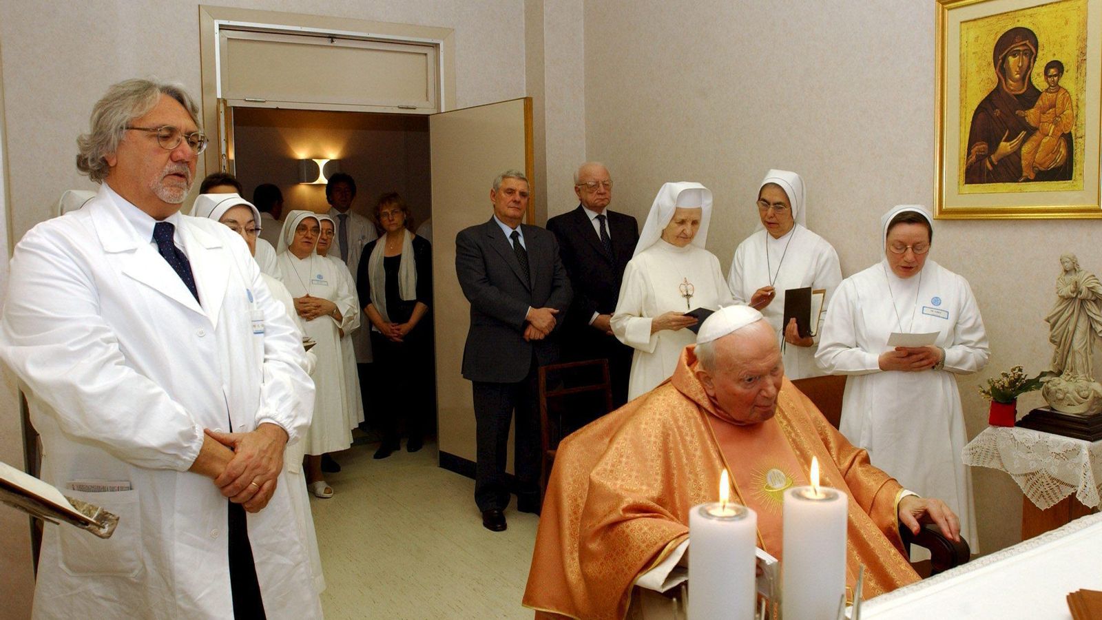 San Juan Pablo II celebra la santa misa en su capilla privada con la imagen de la Inmaculada de Huelva