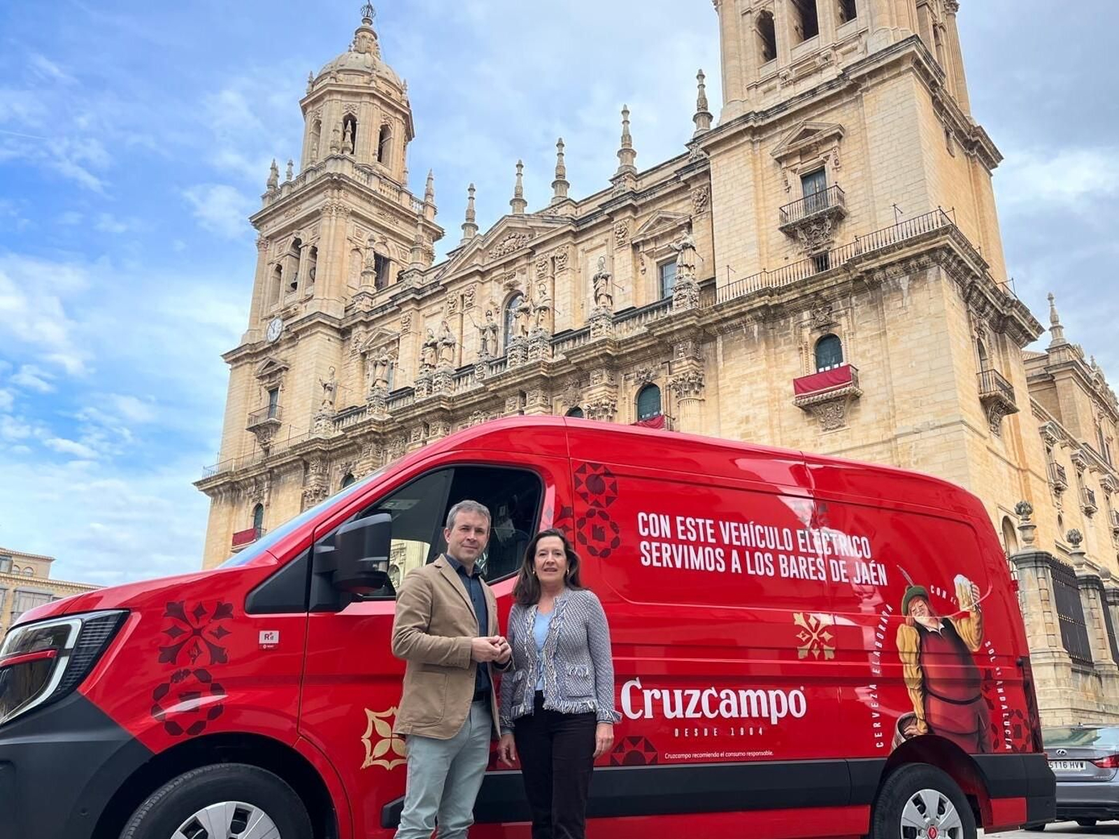 Julio Millán, alcalde de Jaén, y Ada Bernal, directora de Relaciones institucionales en Andalucía en Heineken España.