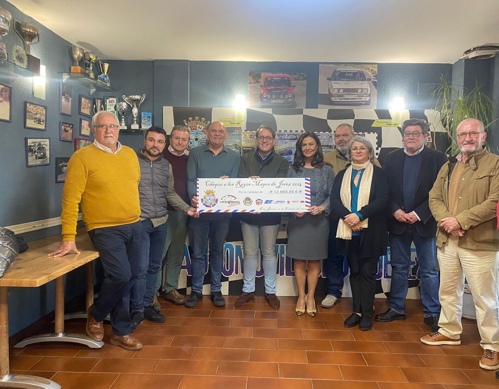 El Real Automóvil Club Jerez entrega 12.666 euros a la Asociación de los Reyes Magos.