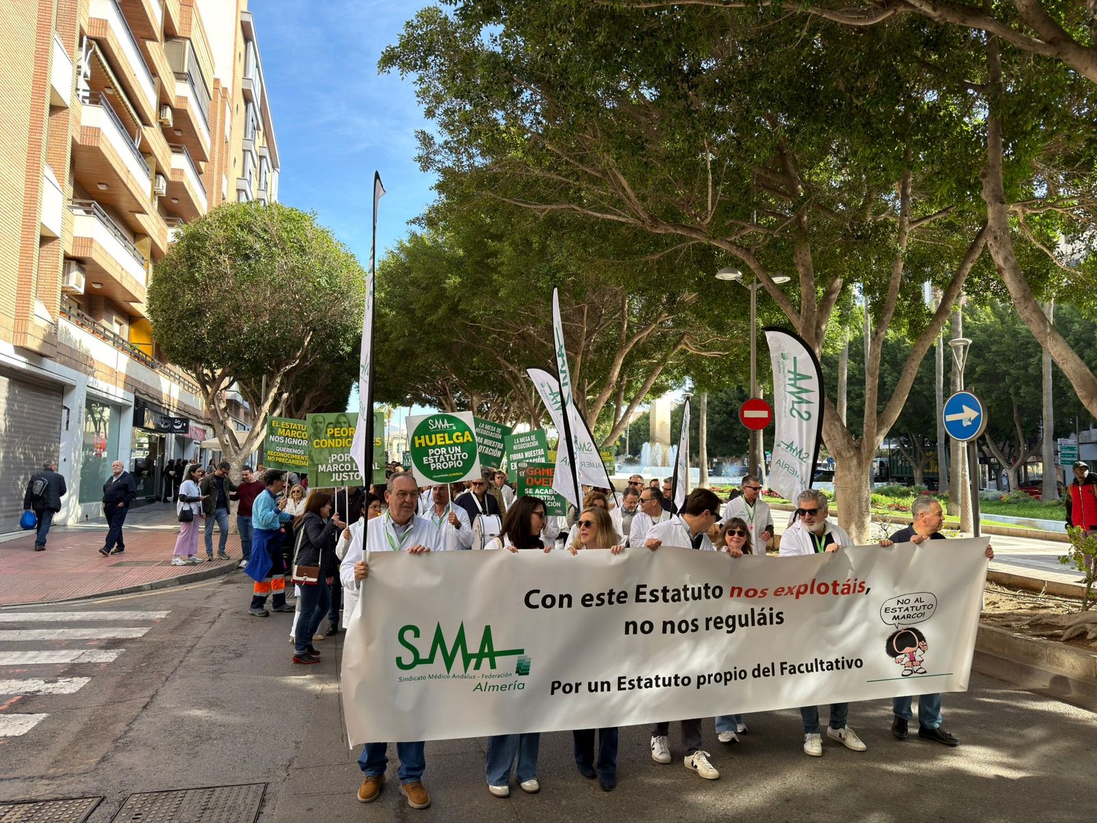 Imagen de la huelga anterior y manifestación por el centro de Almería hasta la Subdelegación del Gobierno, donde se dio lectura al manifiesto del Sindicato Médico.