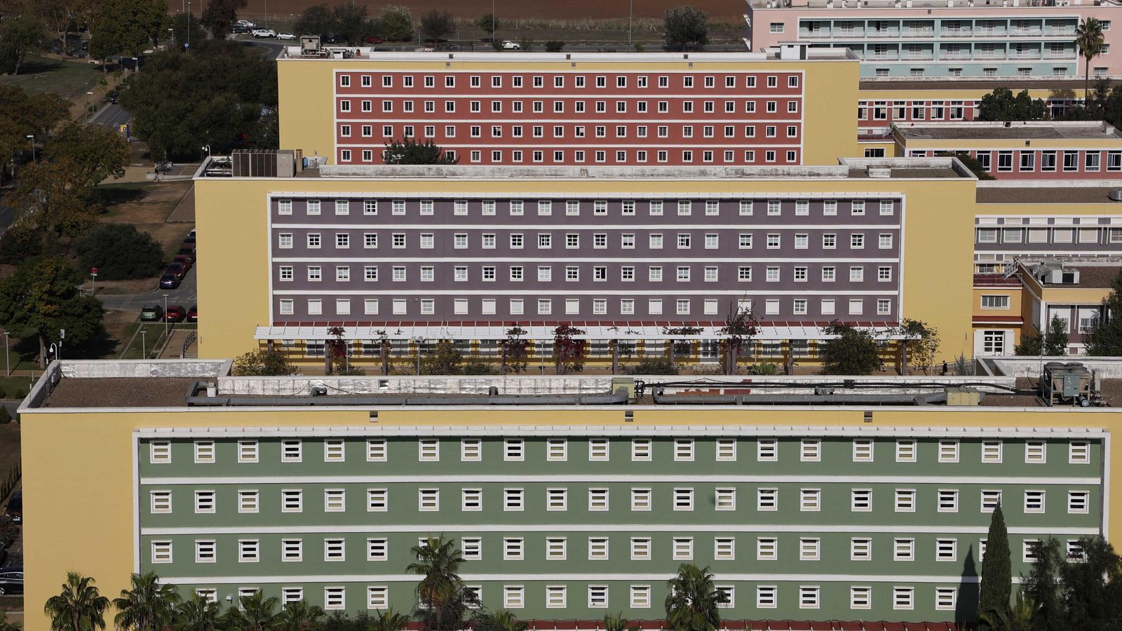 Los centros educativos de la UPO vistos desde lo alto de la torre.
