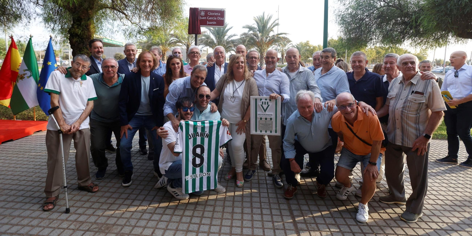 Los veteranos del Córdoba CF se fotografían con los hijos de Juanín, en el acto en homenaje a la leyenda del Córdoba CF.