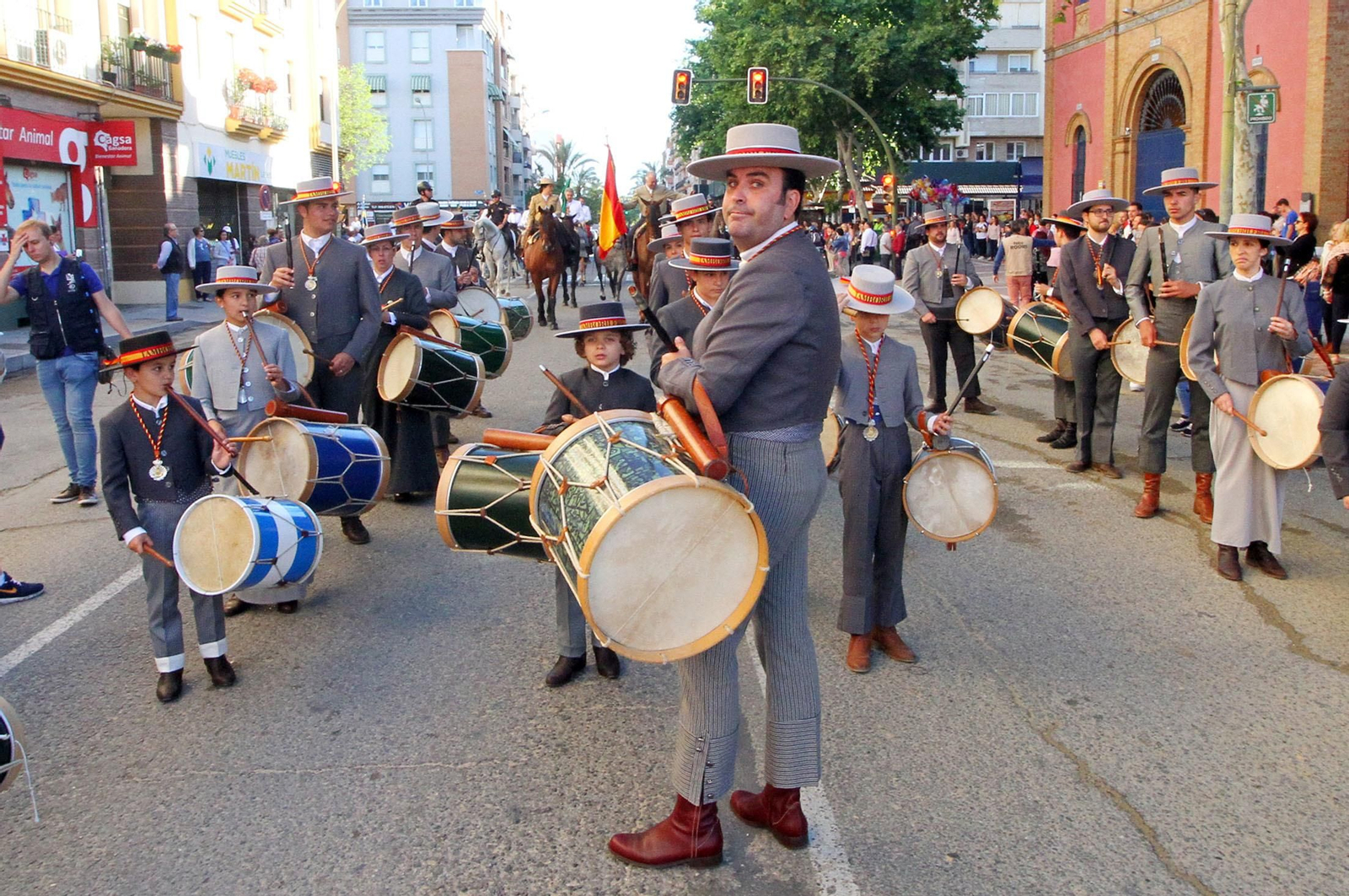 Imágenes de los tamborileros de la Hdad de Emigrantes