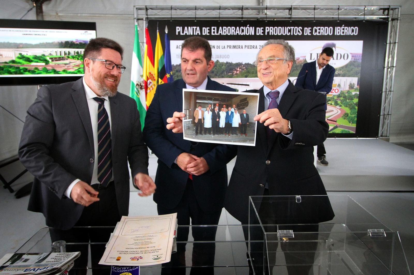 Imágenes de la colocación de la primera piedra de la planta de ElPozo en Jabugo.