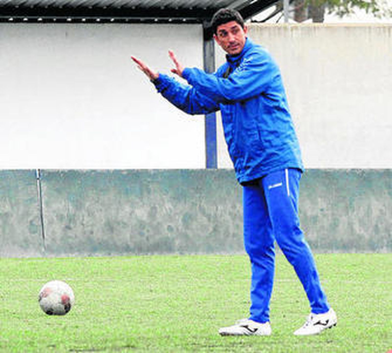 Pavón, técnico del Recreativo B, en un entrenamiento.