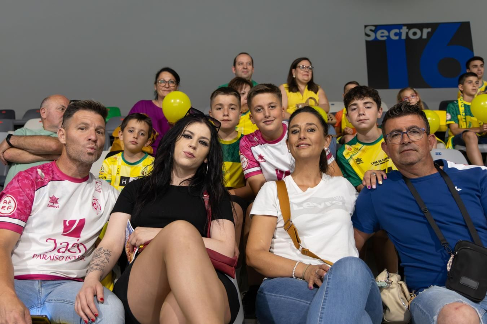 La Marea Amarilla: el alma del Olivo Arena, en imágenes