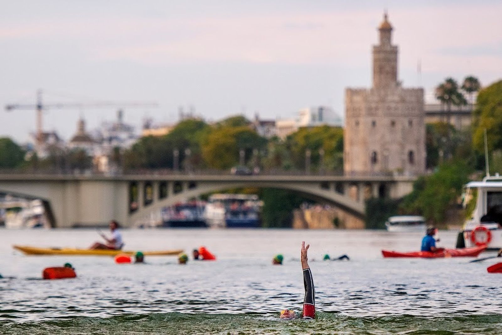 Triatlón a lo largo del Guadalquivir a beneficio de la Fundación Vicente Ferrer