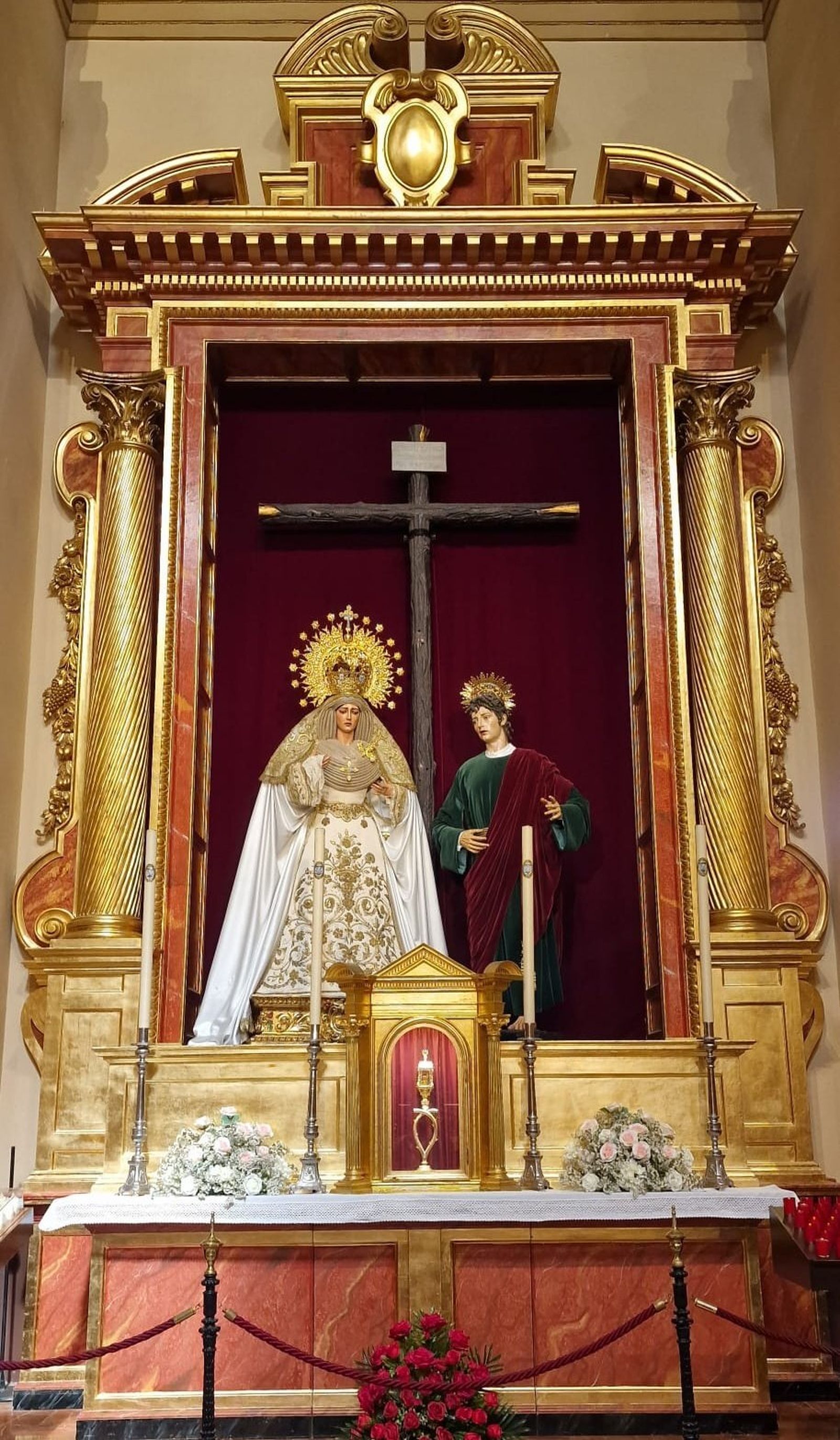 El altar de la Sed sin la imagen del crucificado, que ha regresado en las últimas horas