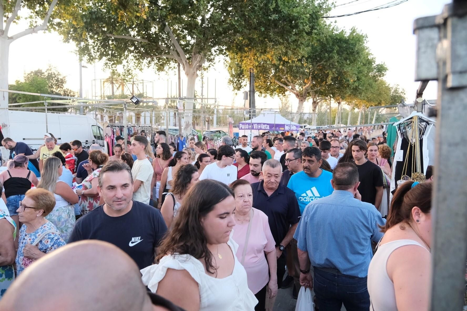 Los ambulantes celebran el primer mercadillo nocturno de El Arenal, en imágenes