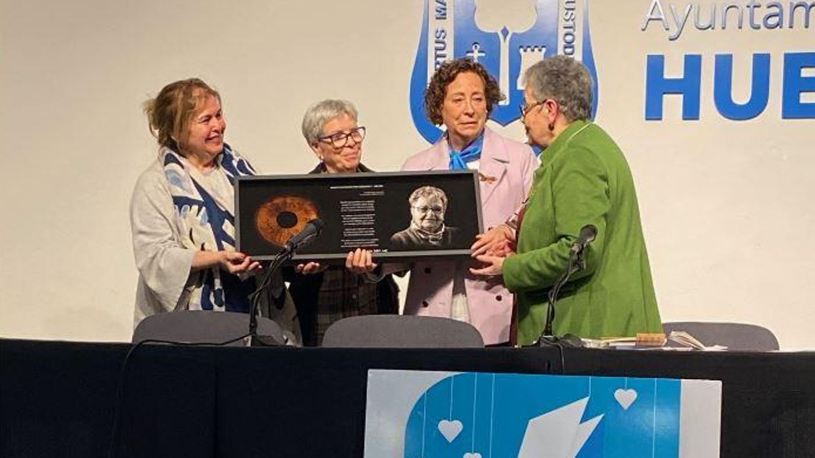 Entrega del reconocimiento a la escritora Rosario F. Cartes.