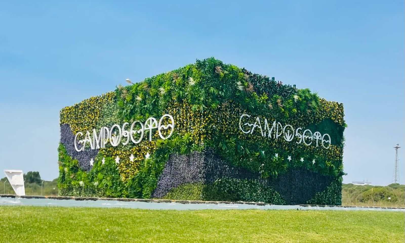 Nuevo jardín vertical, en la rotonda de las banderas de la playa de Camposoto.