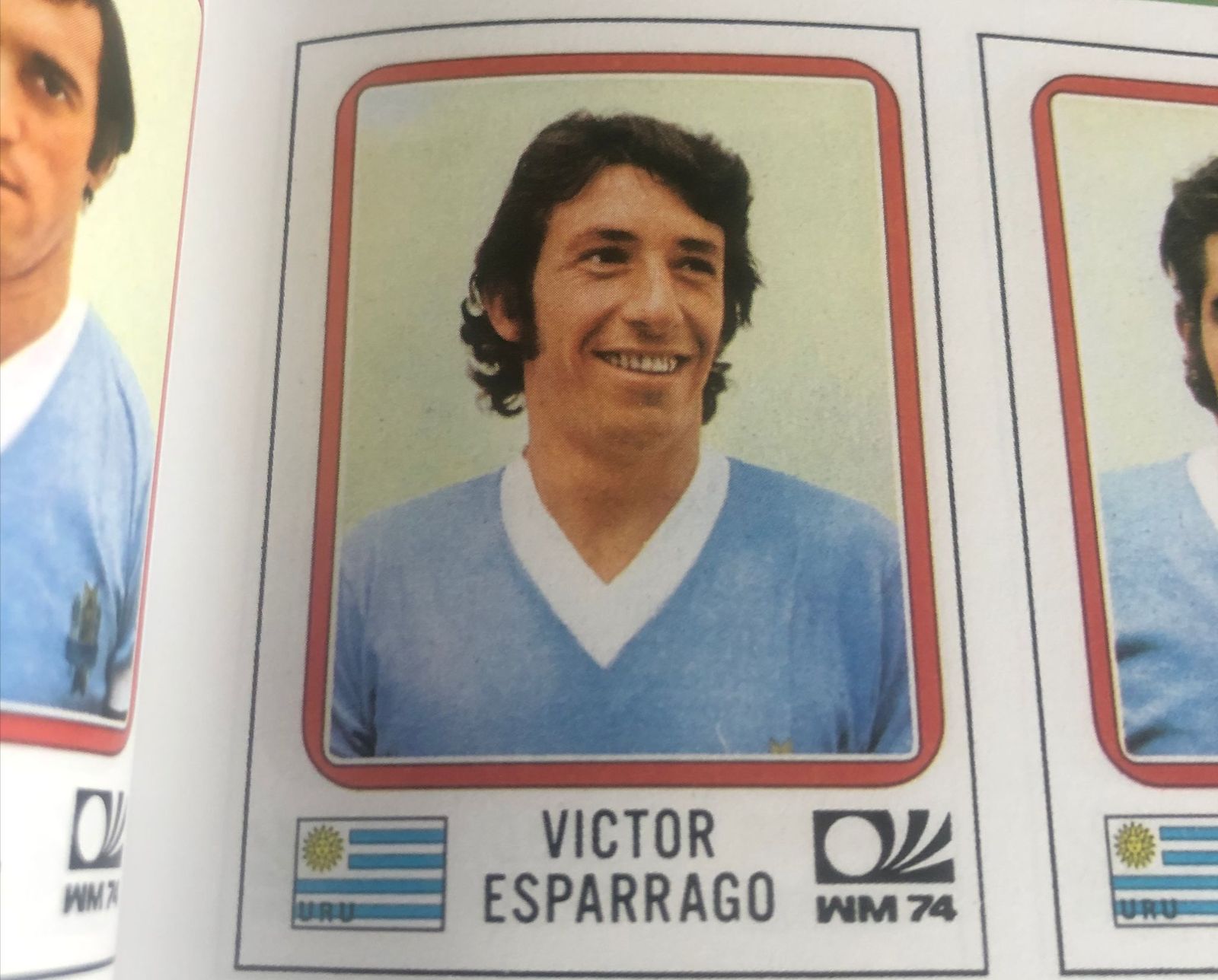 Víctor Espárrago (Recre, 1975 a 1979, como jugador), en su cromo del álbum de Panini del Mundial de 1974 de Alemania.