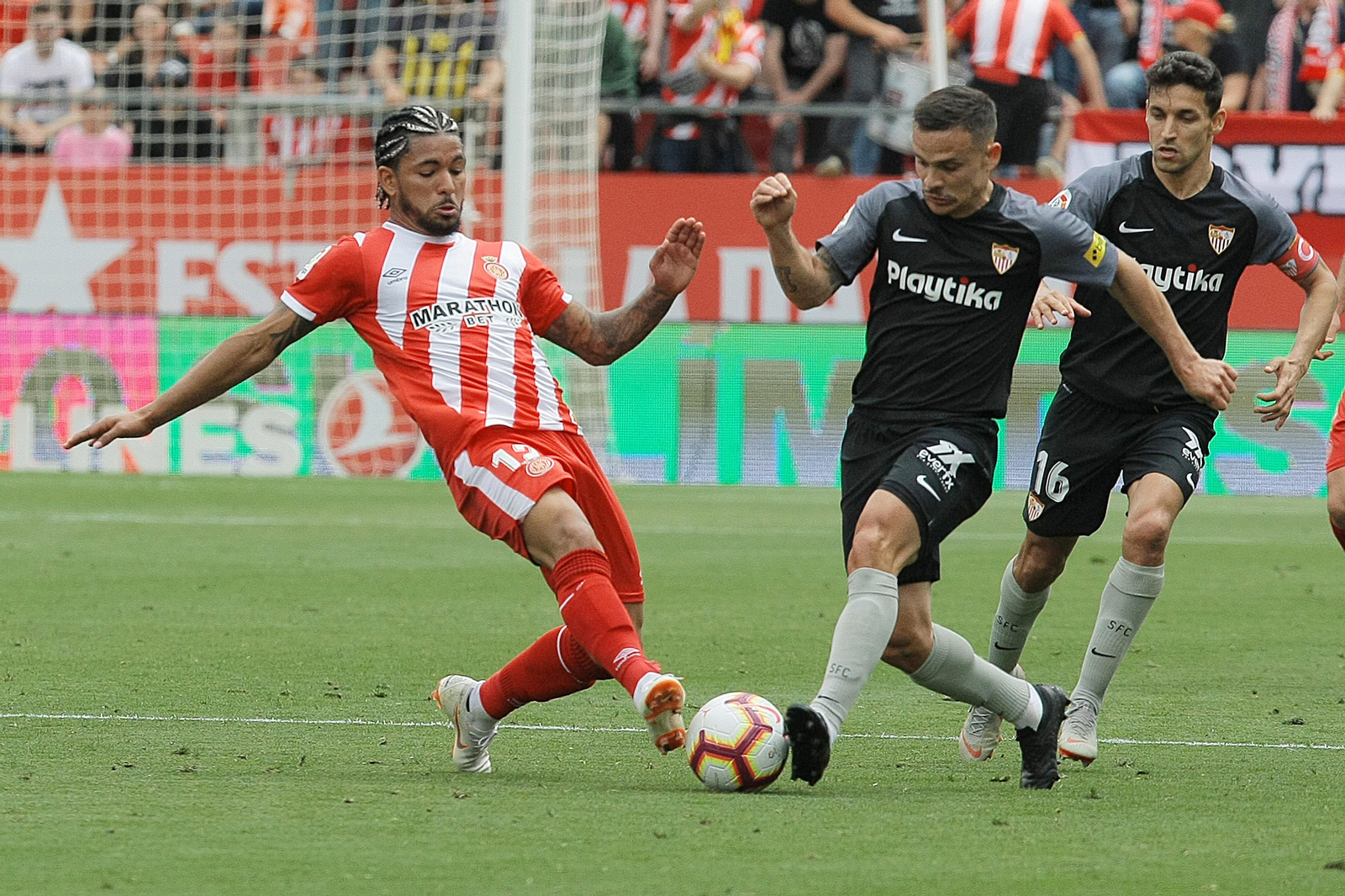 Roque Mesa, obstaculizado por Douglas Luiz, intenta sacar la pelota jugada.