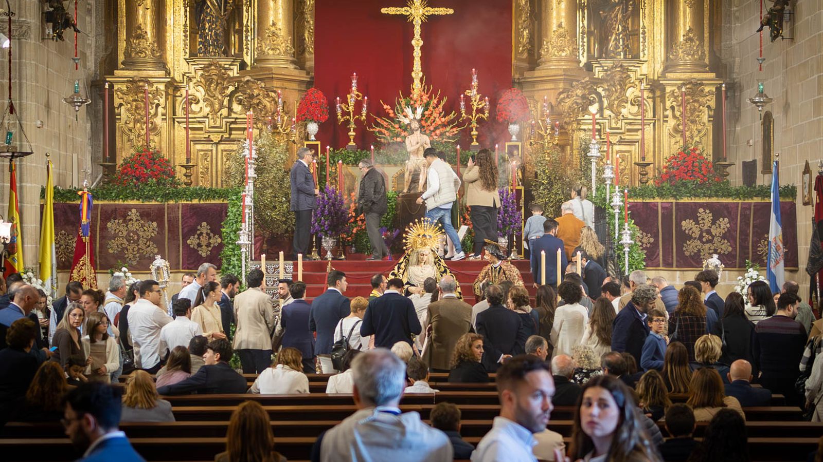 Los besapiés y besamanos del Domingo de Pasión en Jerez, en imágenes