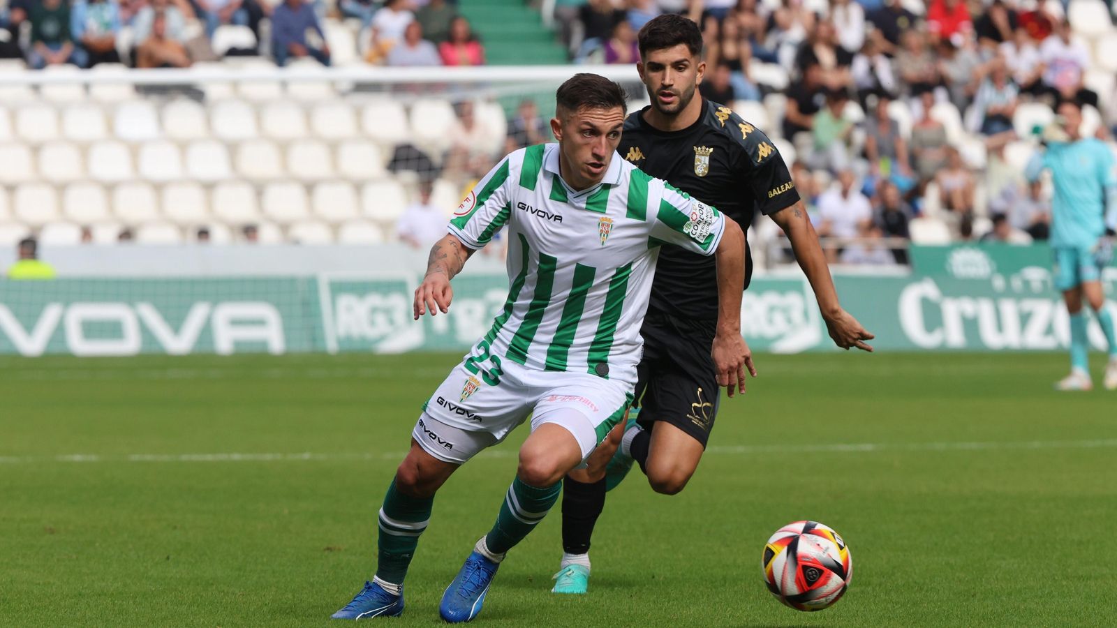 Carracedo trata de dejar atrás a Meléndez en un lance del Córdoba CF - Ceuta. Carracedo trata de dejar atrás a Meléndez en un lance del Córdoba CF - Ceuta.