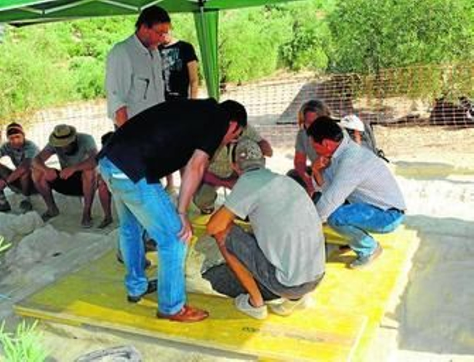 Miembros del equipo científico observan la entrada a la cavidad.