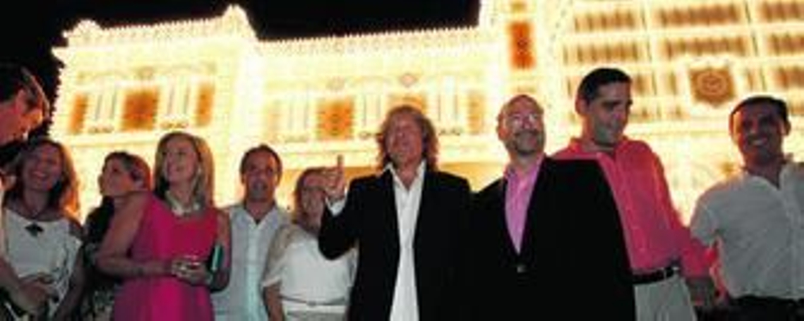 La corporación municipal, encabezada por el alcalde y el concejal de fiestas Juanjo Alonso, junto a José Mercé, tras accionar el botón del encendido.