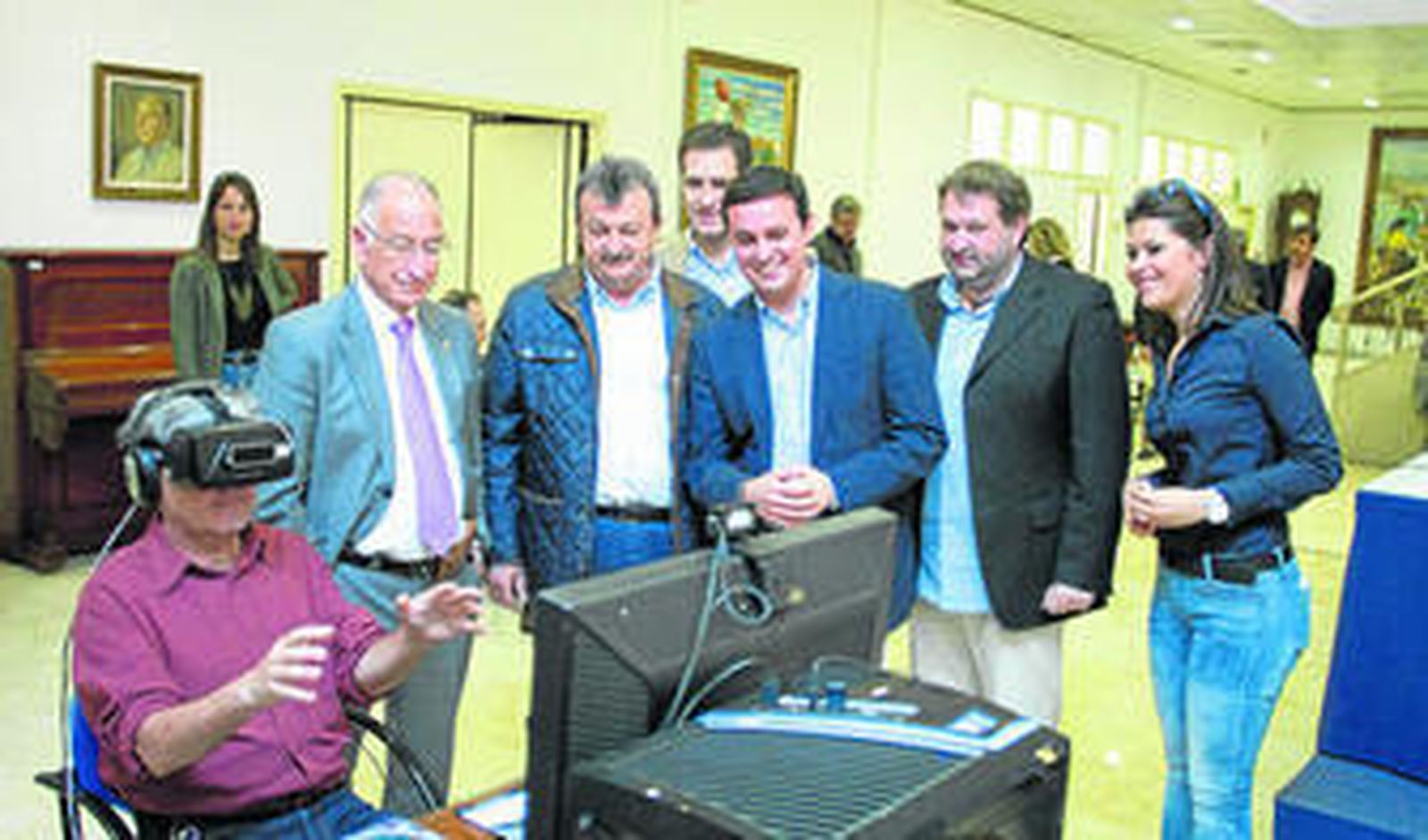 Gabriel Amat, Juan Pedro García y Javier Aureliano García observan a  un usuario que está realizando la visita virtual en 3D a la mina donde está la geoda.