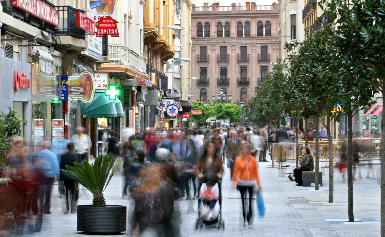 La calle Cruz Conde, con gente paseando.