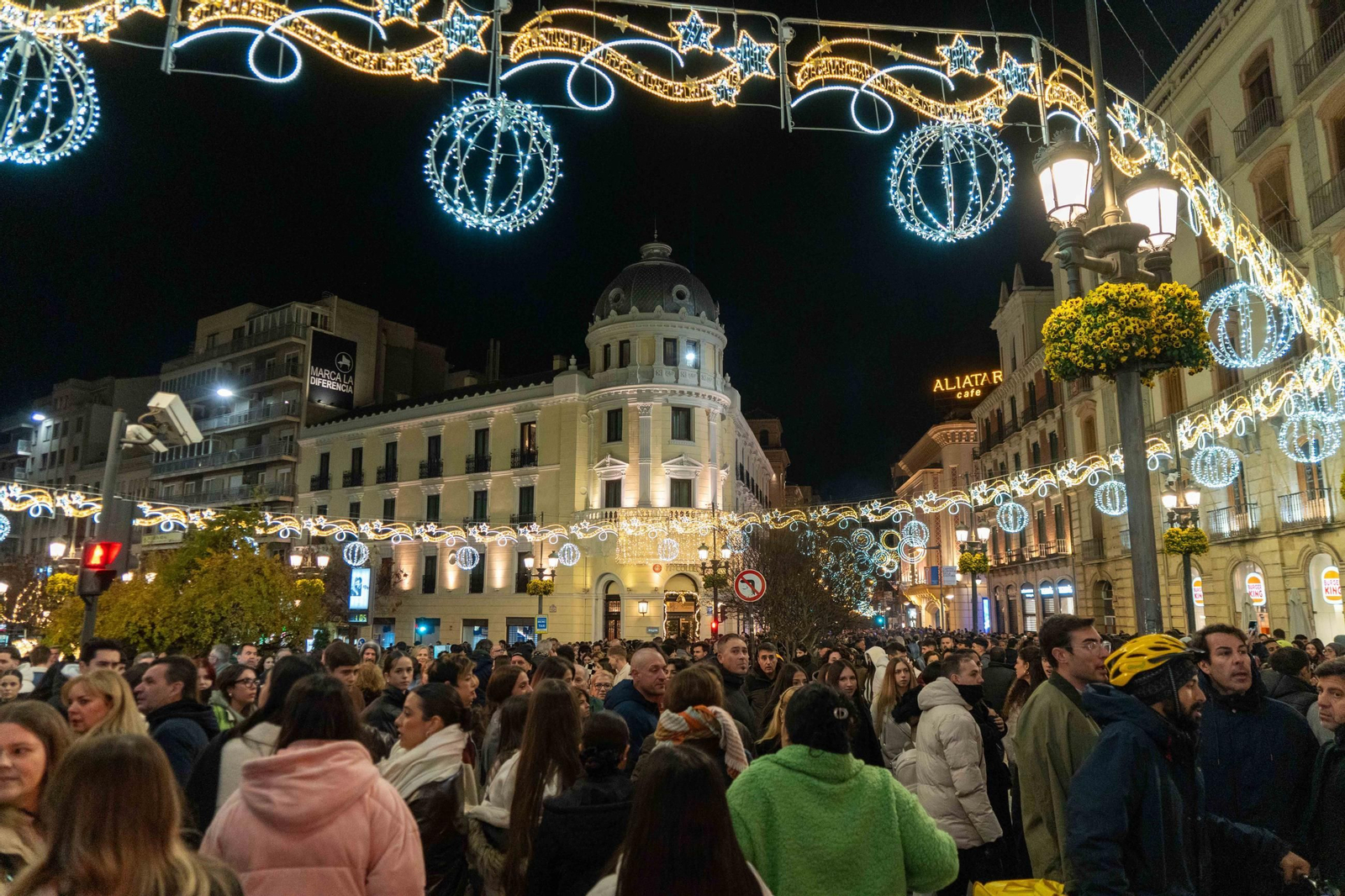 El salón de casa de todos los granadinos, Puerta Real, con sus luces de Navidad