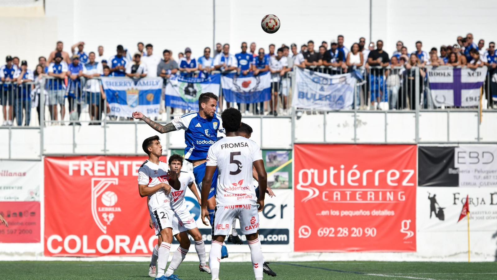 Álex del Río se eleva para rematar un balón de cabeza que mandó por encima del larguero.
