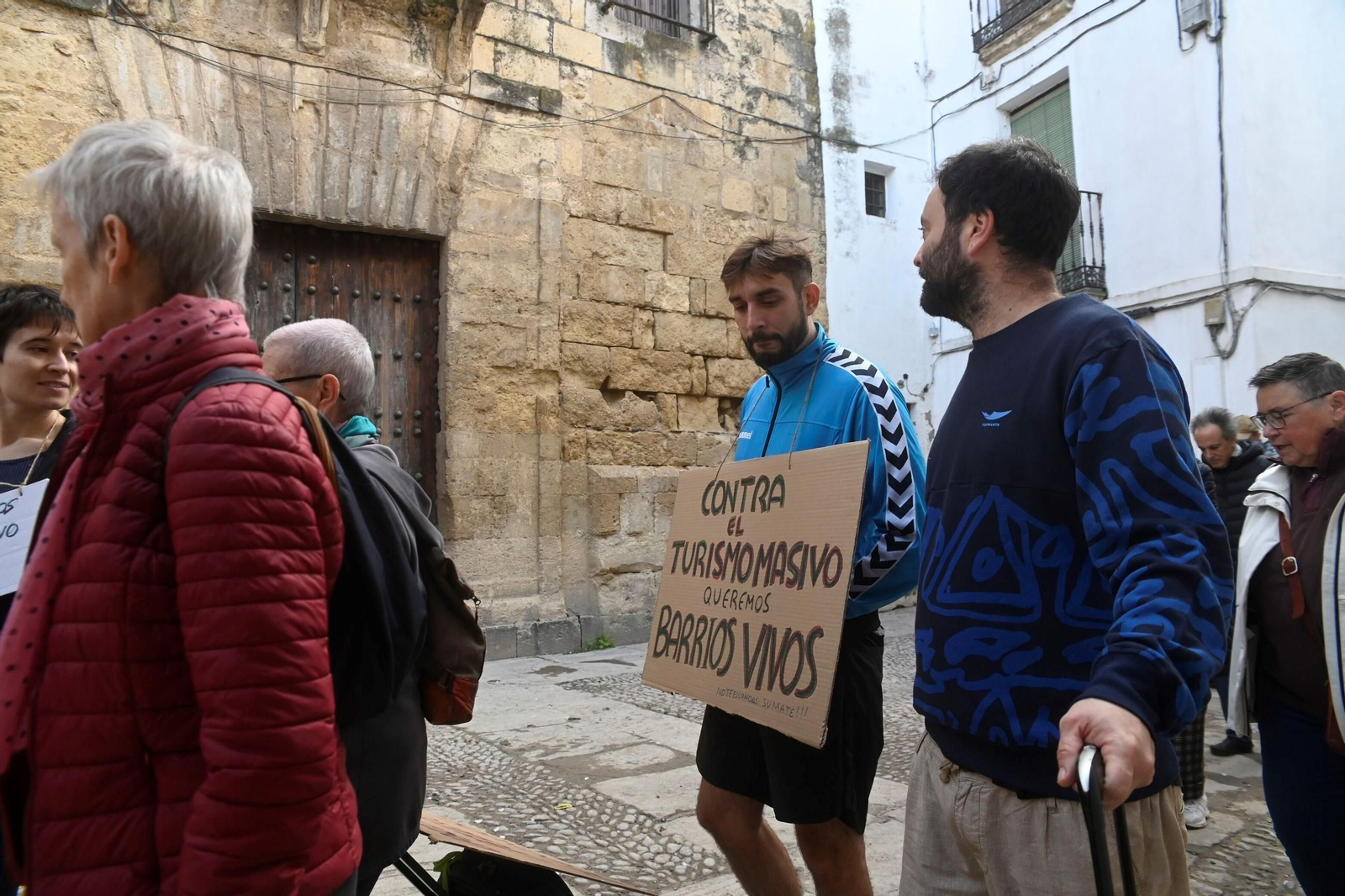 El  'free tour' reivindicativo de los vecinos del Casco Histórico de Córdoba contra el turismo masivo, en imágenes