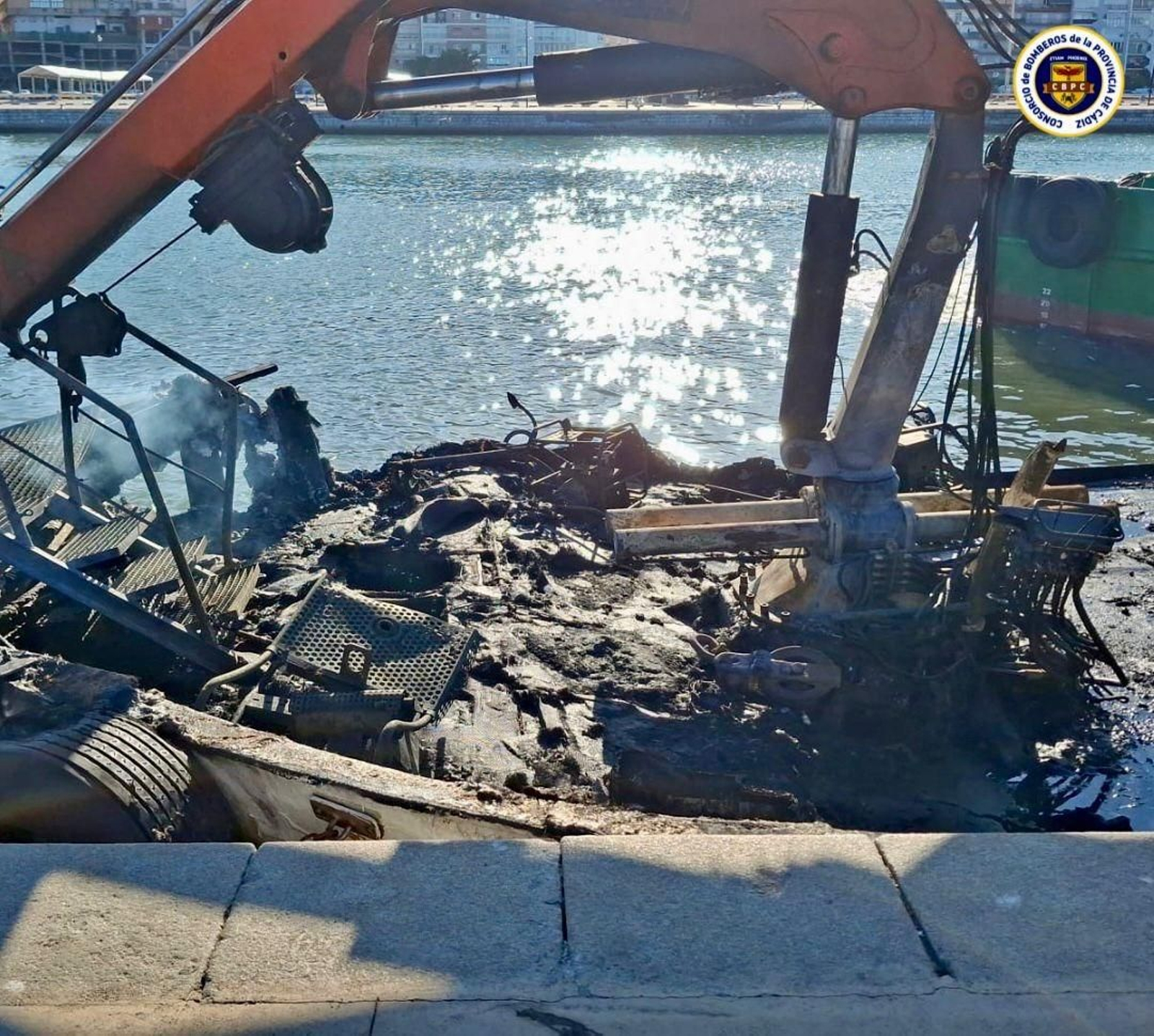El barco calcinado. El barco calcinado.