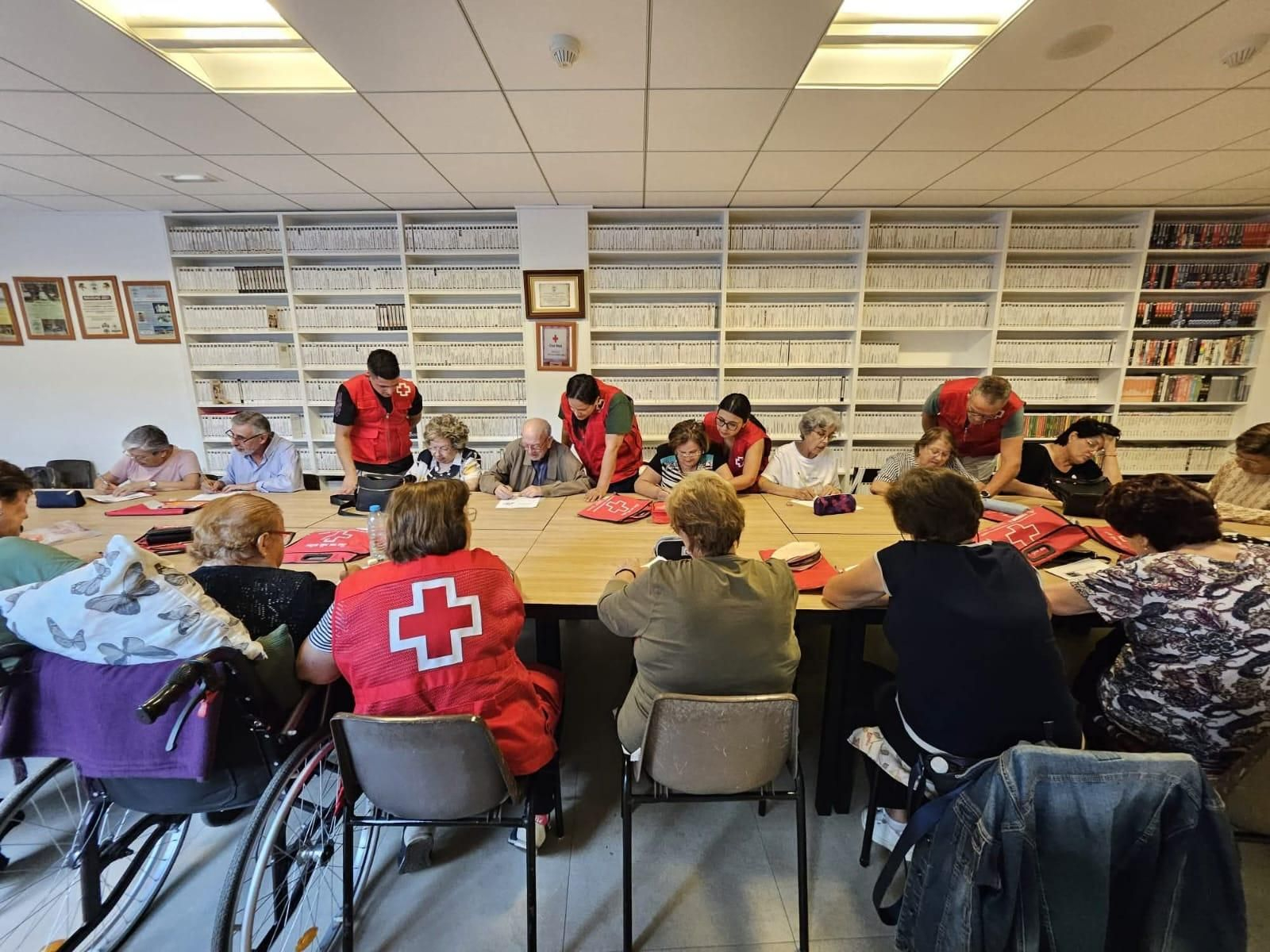 Los talleres de activación cognitiva de la Cruz Roja en Vera.