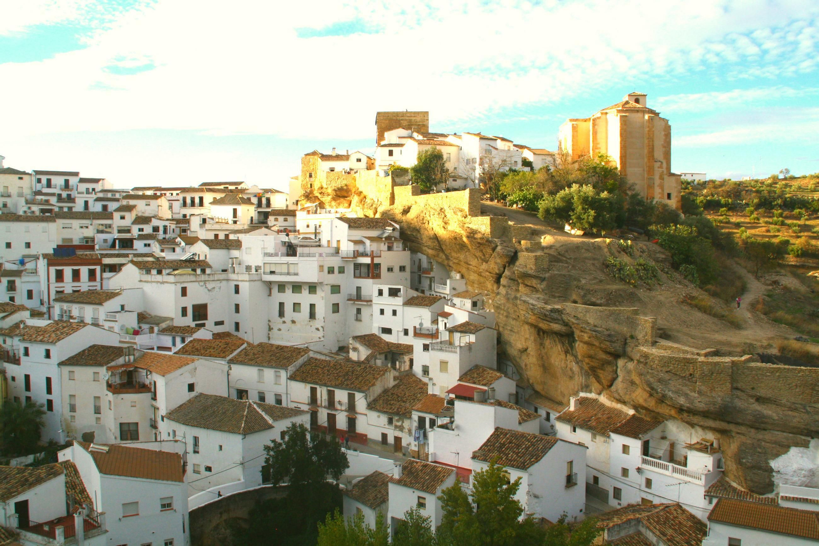 Setenil de las Bodegas nace bajo la gran roca