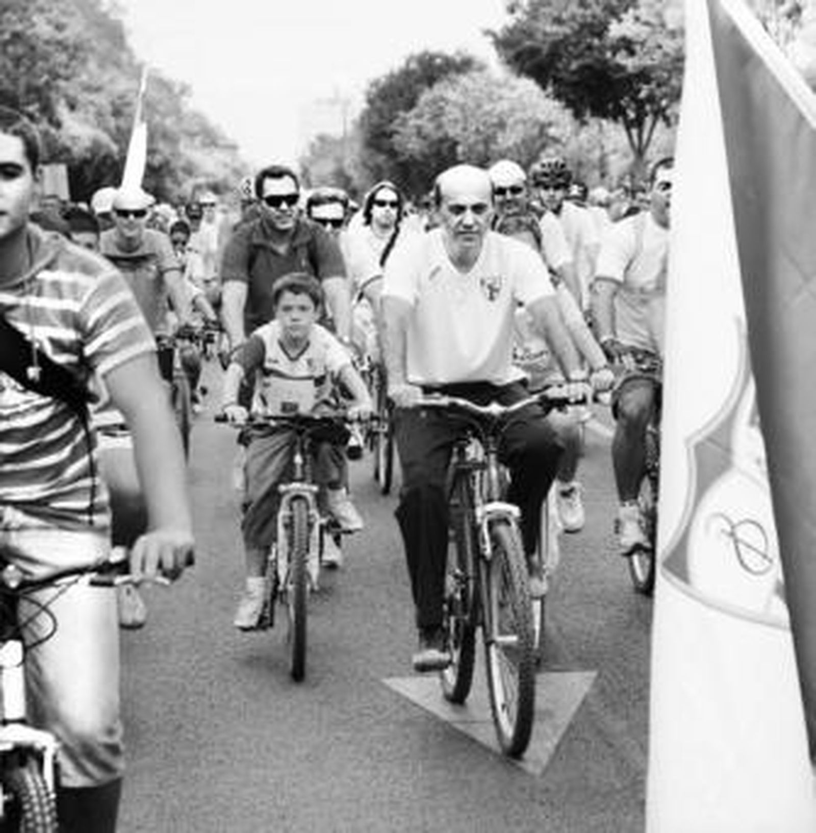 El presidente sevillista participó en la marcha ciclista por las sedes históricas del Sevilla.