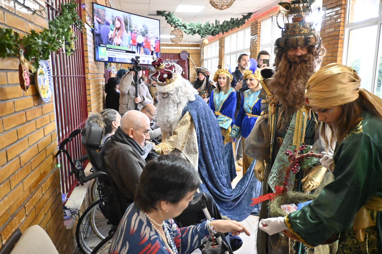 Recorrido fotográfico de los Reyes Magos por el hospital y los centros de mayores en la mañana del 5 de enero en Huelva