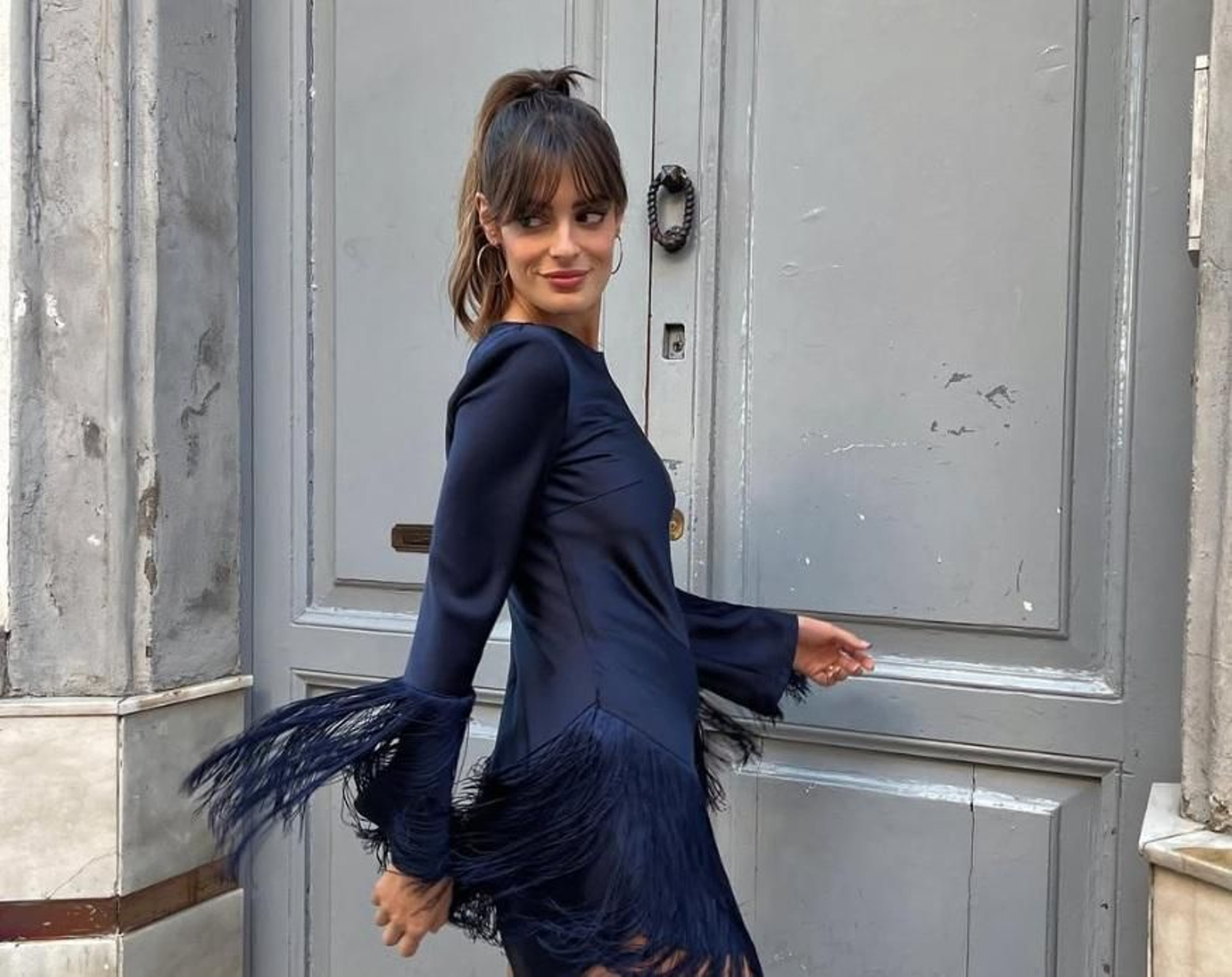 Acaba de llegar a Stradivarius el vestido de terciopelo con efecto tipazo que llevarás en tus looks de Navidad.