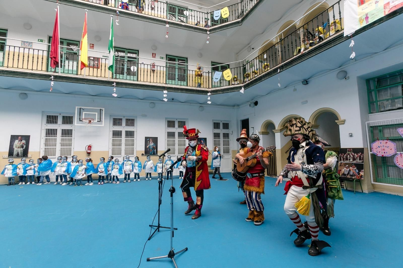 Carnaval de Cádiz: Homenaje a Manolo Santander en el colegio público San Felipe